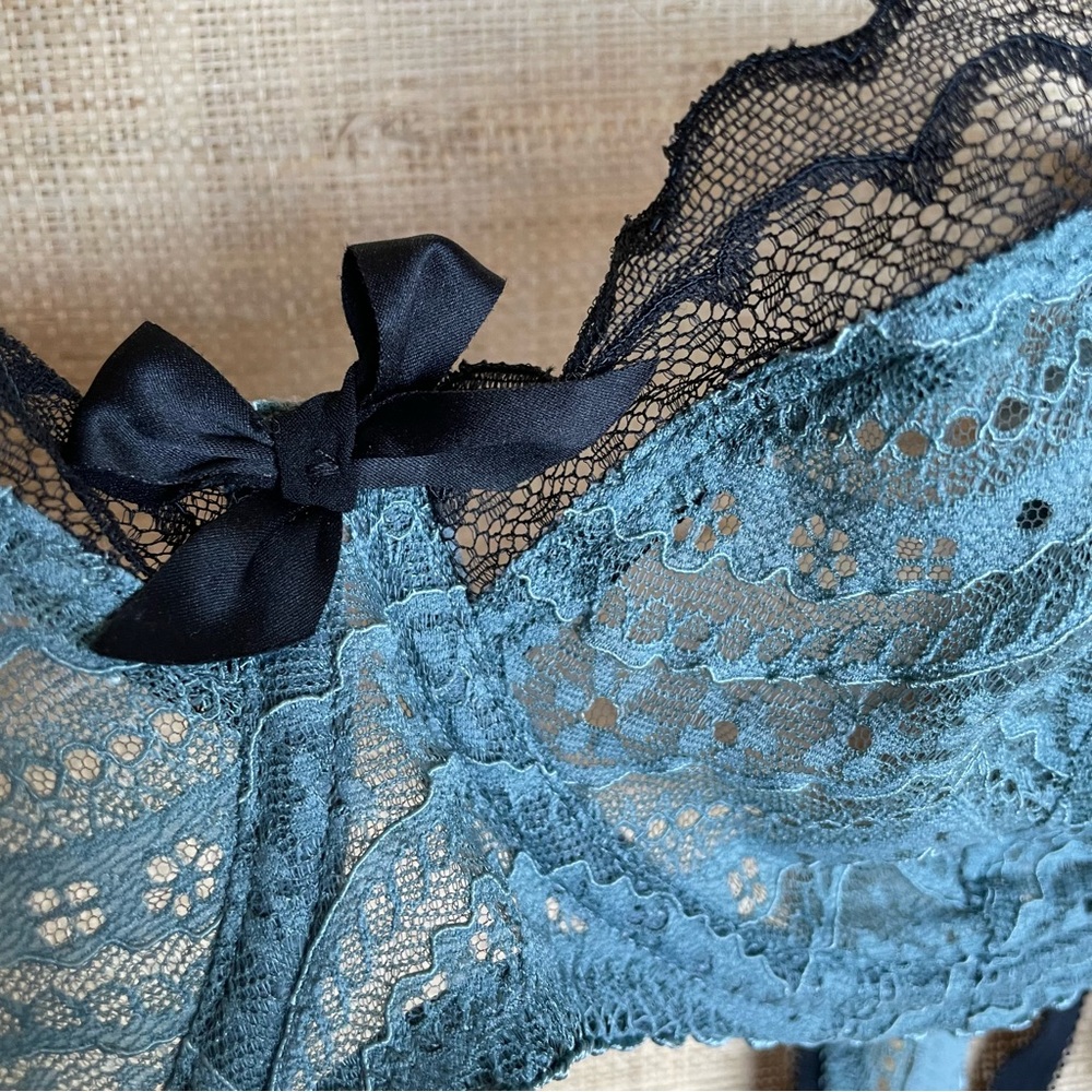 Beautiful mystery bra! Sage green & black lace split-color underwire